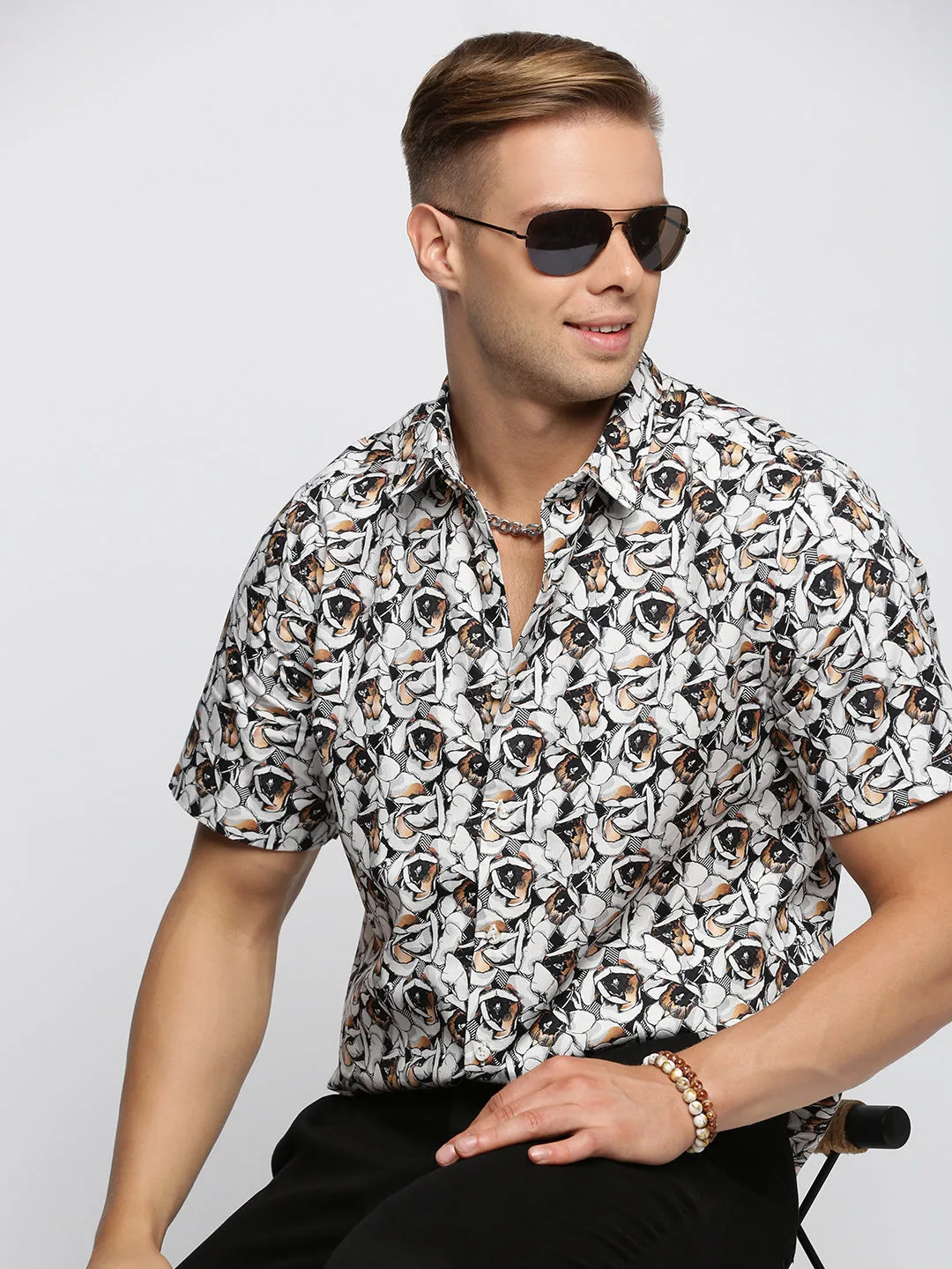 Men White Slim Fit Spread Collar Floral Printed Cotton Casual Shirt