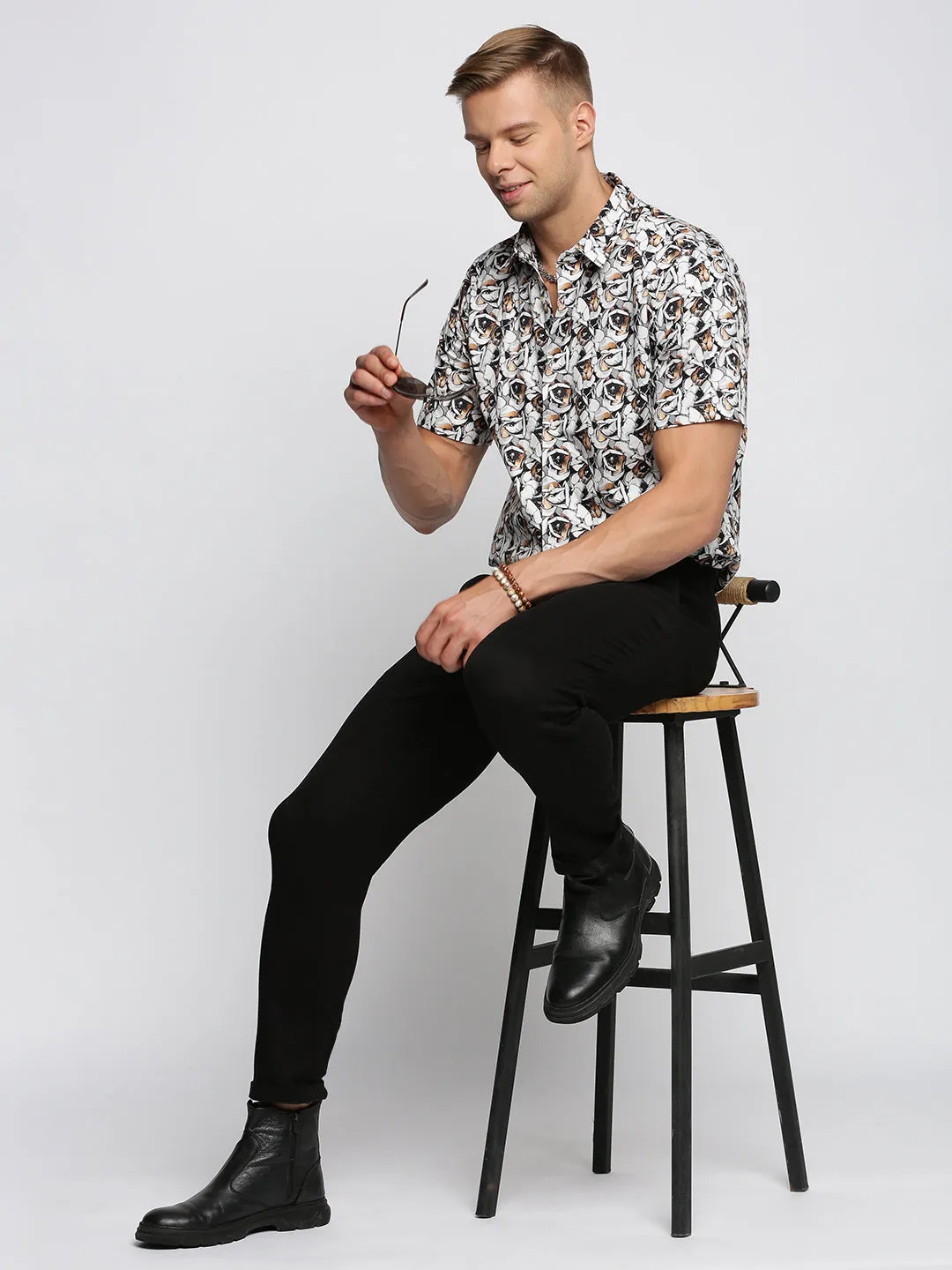 Men White Slim Fit Spread Collar Floral Printed Cotton Casual Shirt