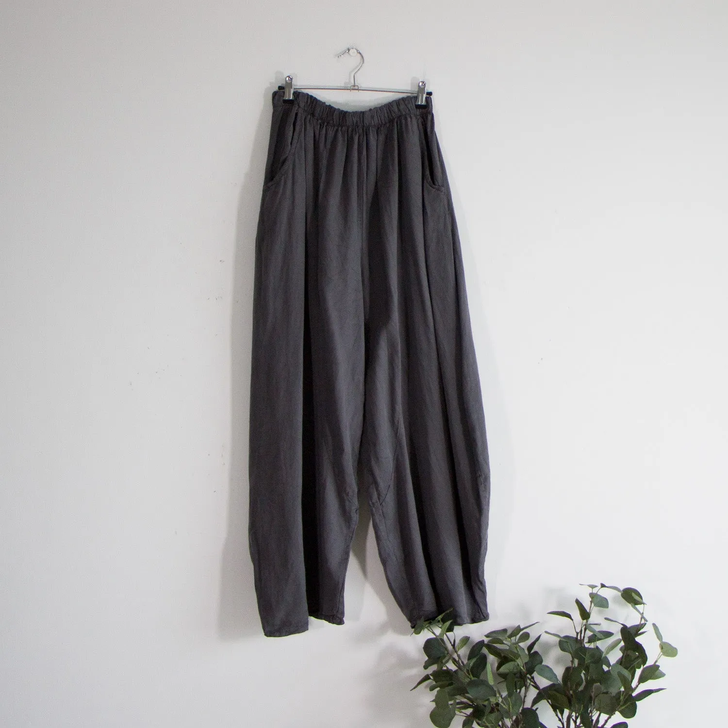 Relaxed trousers with elastic waistband