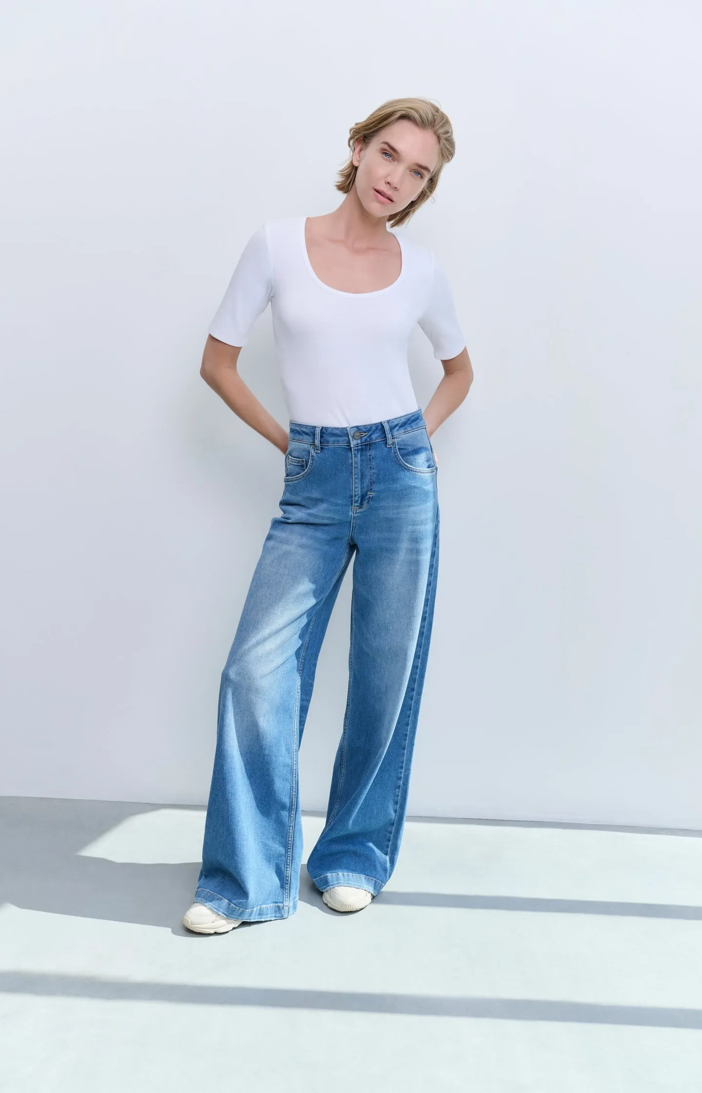 Ribbed T-shirt with round neck and half-length sleeves